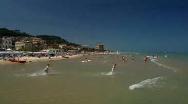 Am Strand von Grottammare